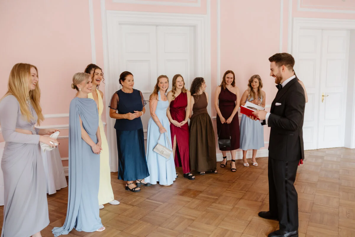 Elegantní květnová svatba v Hartigovském paláci a Ledeburské zahradě