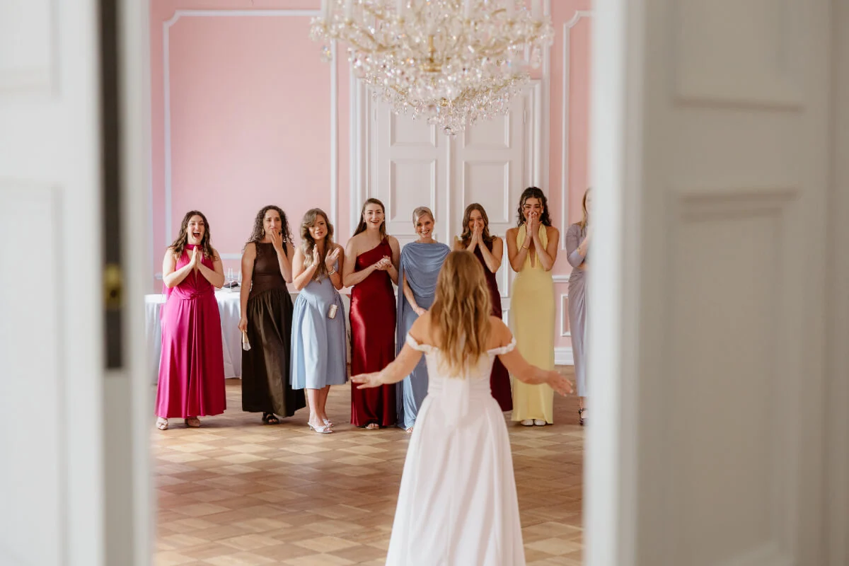 Elegantní květnová svatba v Hartigovském paláci a Ledeburské zahradě