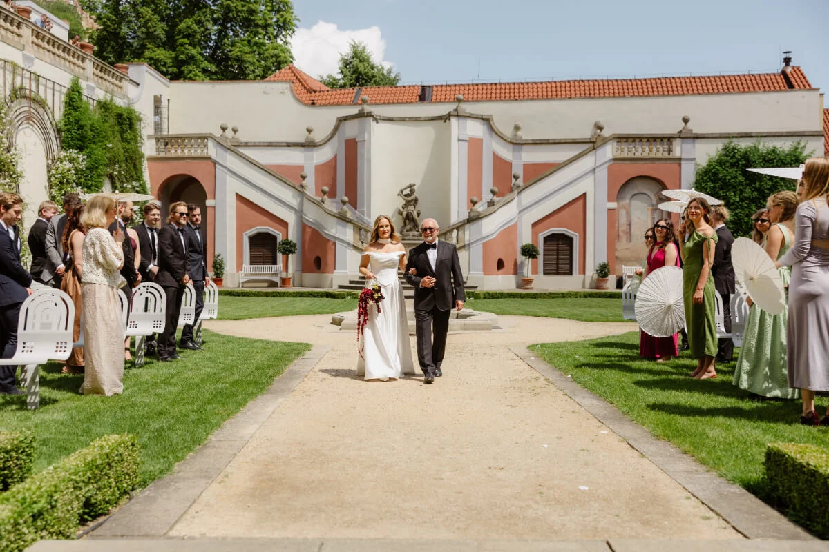 Elegantní květnová svatba v Hartigovském paláci a Ledeburské zahradě