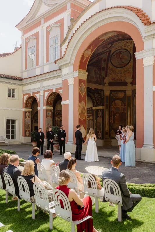 Elegantní květnová svatba v Hartigovském paláci a Ledeburské zahradě