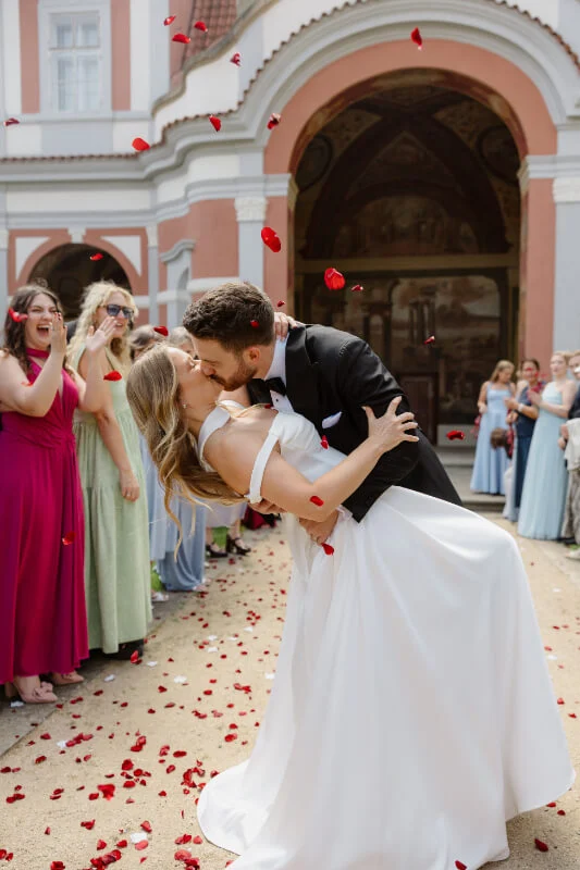 Elegantní květnová svatba v Hartigovském paláci a Ledeburské zahradě