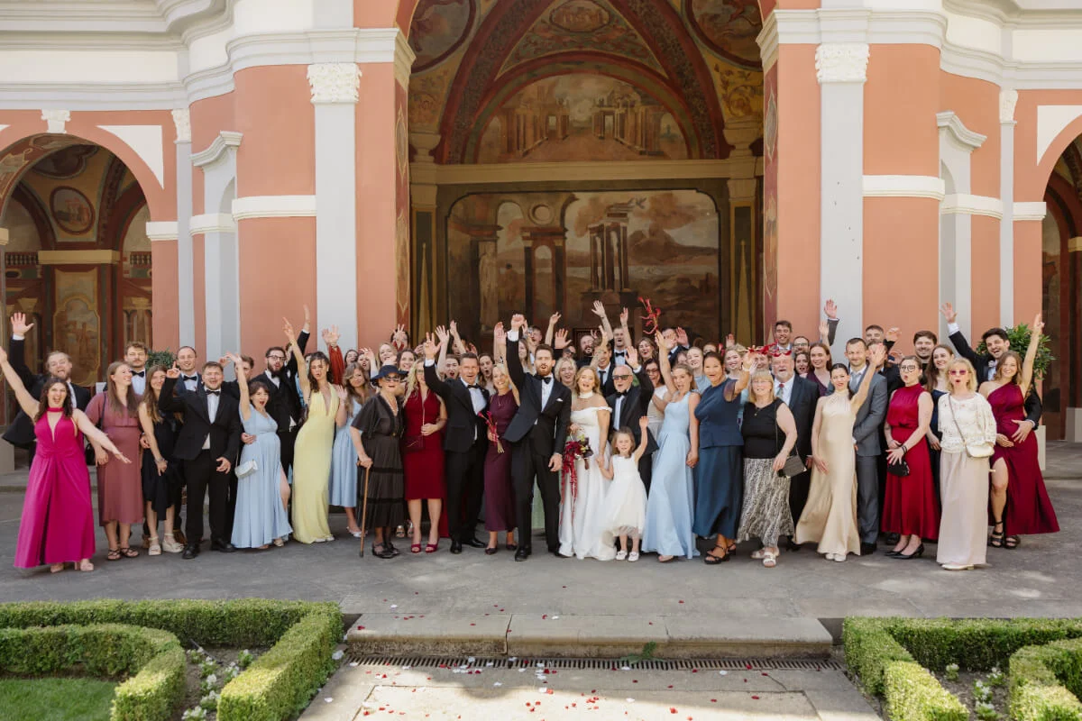 Elegantní květnová svatba v Hartigovském paláci a Ledeburské zahradě
