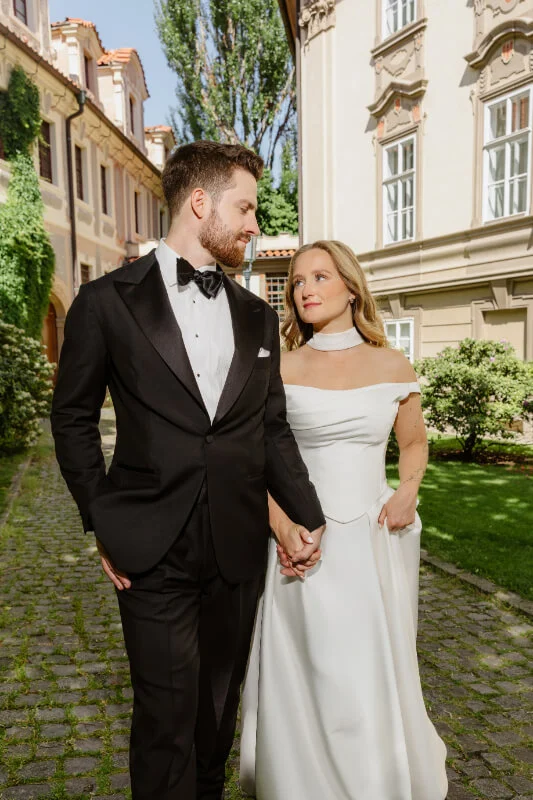 Elegantní květnová svatba v Hartigovském paláci a Ledeburské zahradě
