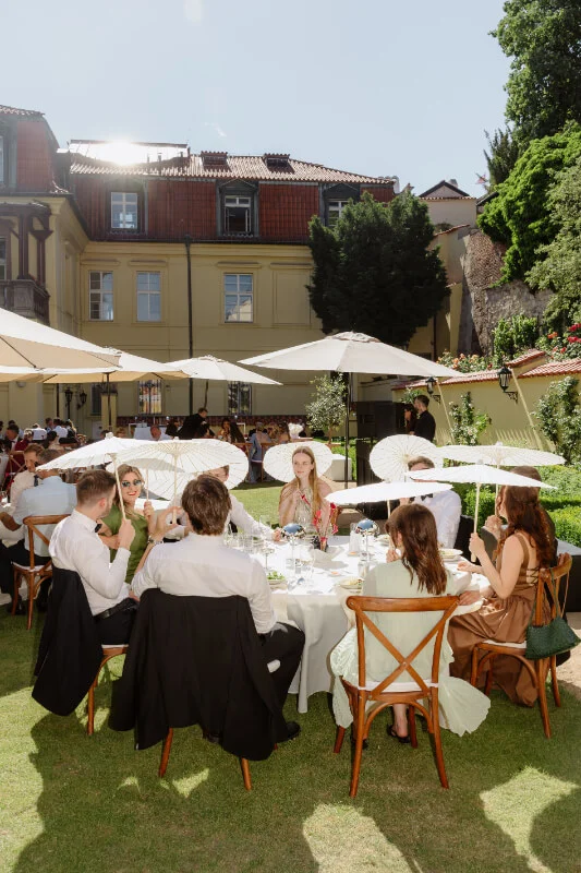 Elegantní květnová svatba v Hartigovském paláci a Ledeburské zahradě